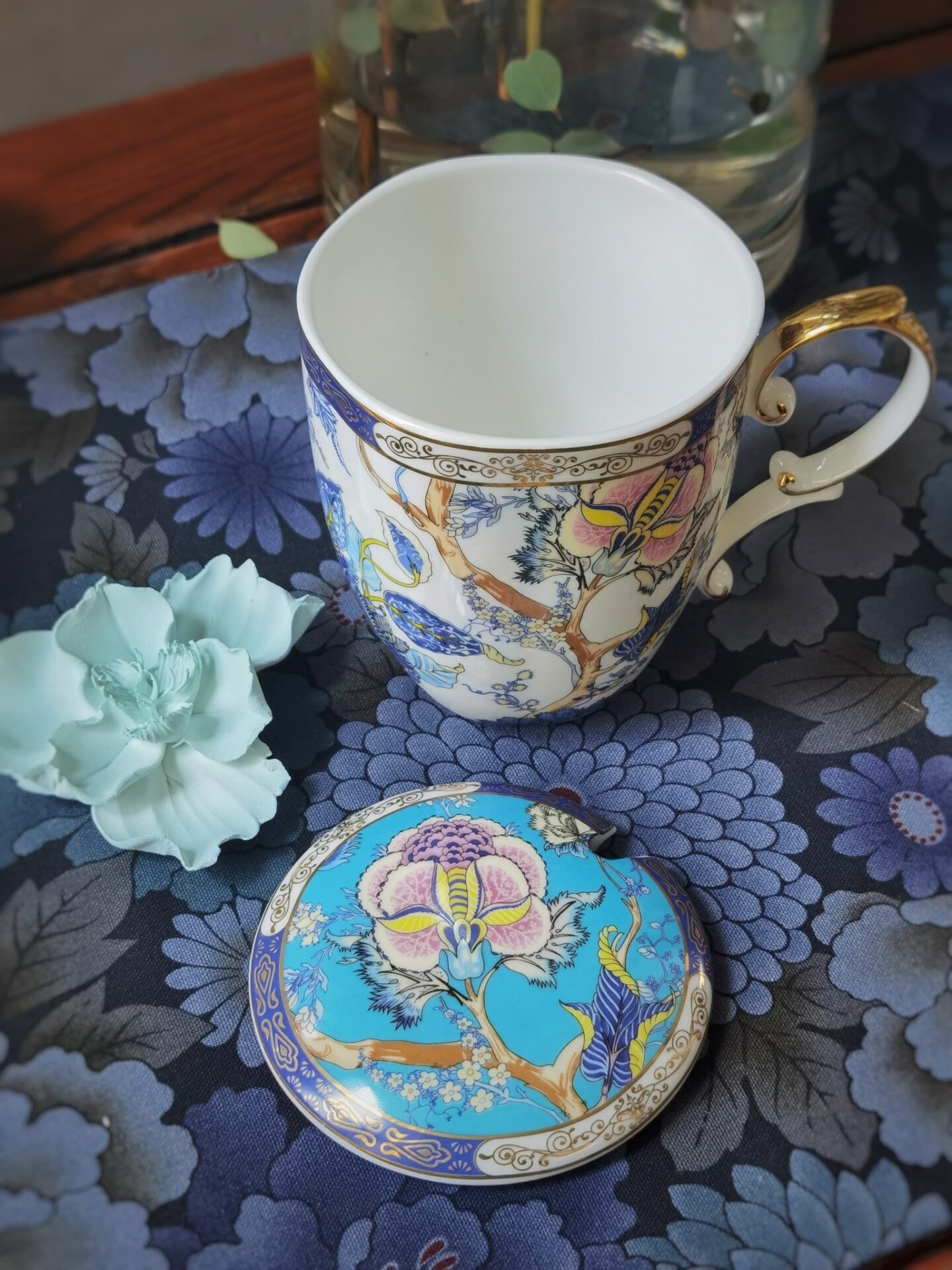 Click to view full screen Feicui Bone China Mug with Lid photo review