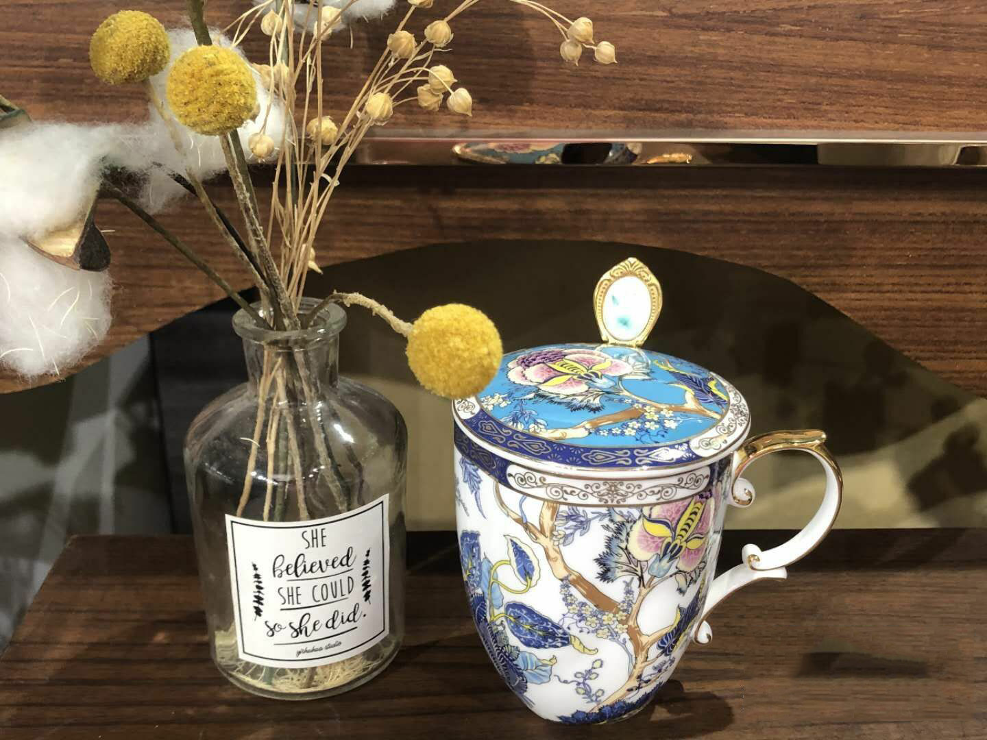 Click to view full screen Feicui Bone China Mug with Lid photo review