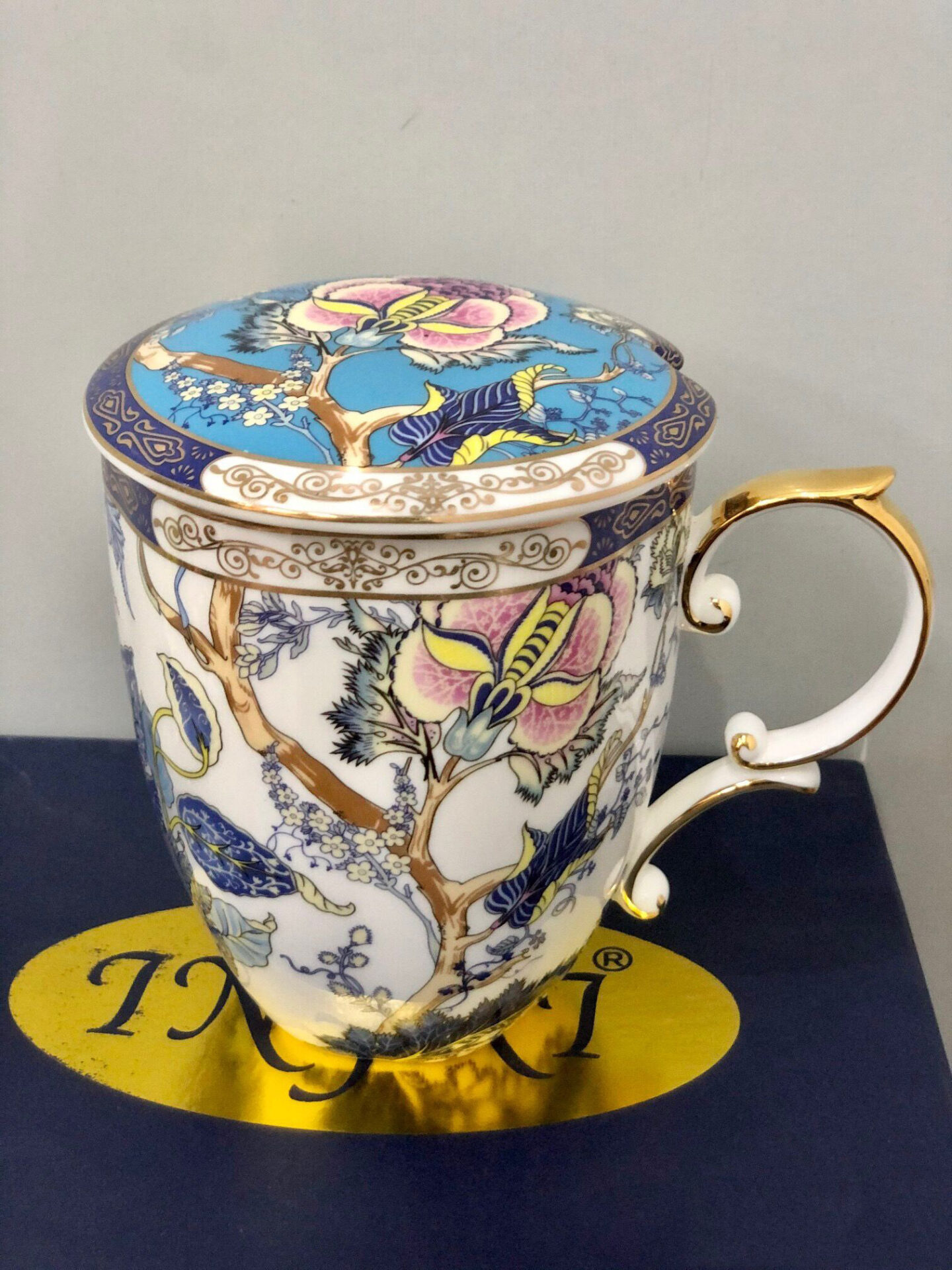 Click to view full screen Feicui Bone China Mug with Lid photo review