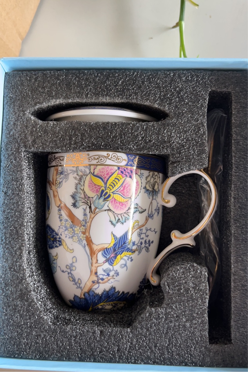 Click to view full screen Feicui Bone China Mug with Lid photo review
